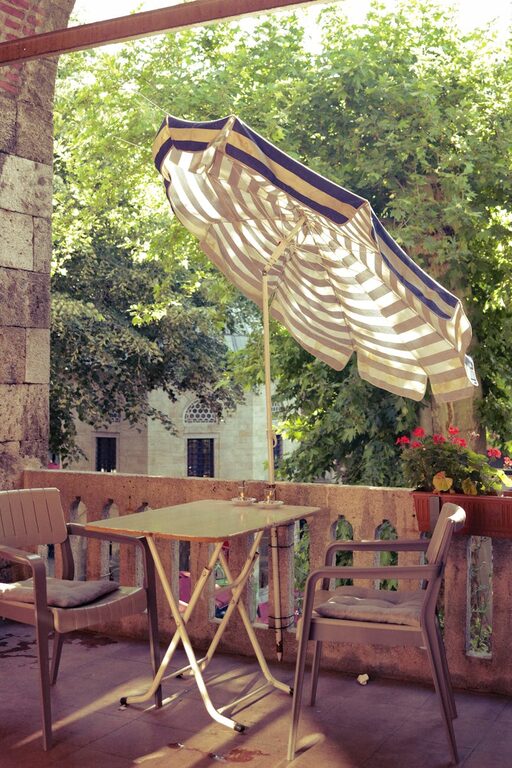 Küçük Balkonları Sıcak ve Rahat Mekanlara Dönüştürme Yolları